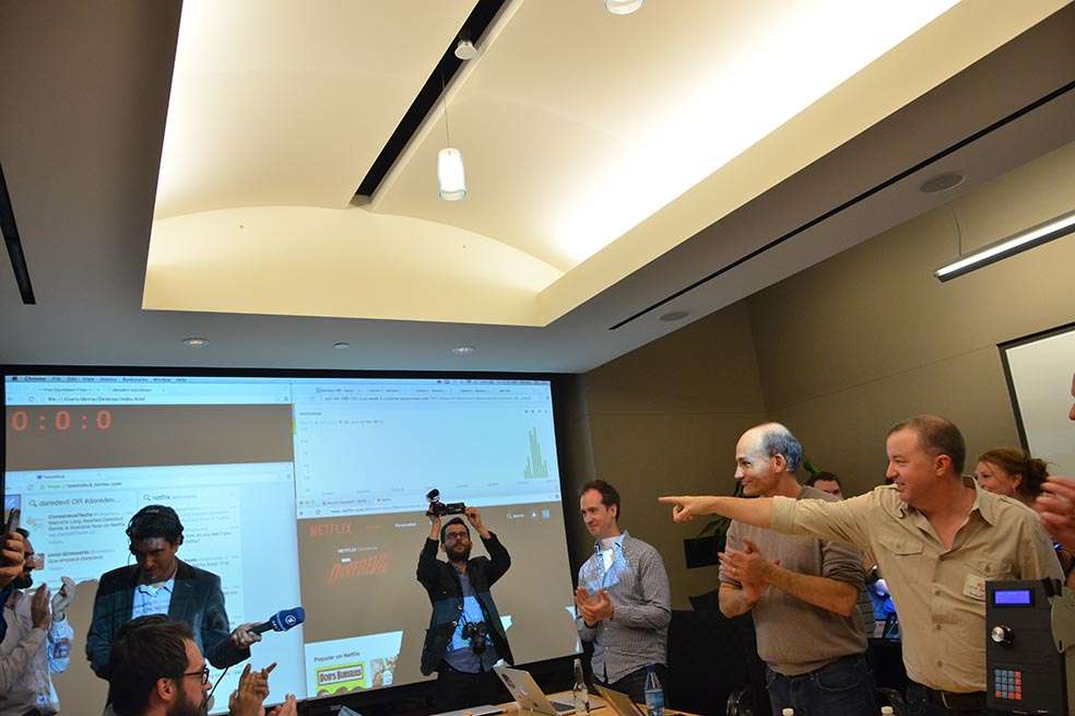 La hora cero del lanzamiento de “Daredevil” en las oficinas centrales de la compañía. Chris Jaffe (primero a la derecha) y Todd Yellin, vicepresidentes de la empresa, celebran el hecho. Santiago La Rotta