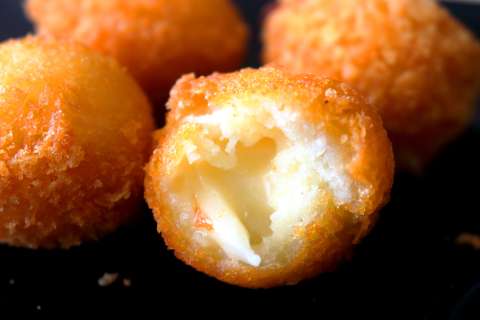 Papas con queso crujientes por fuera y suaves por dentro