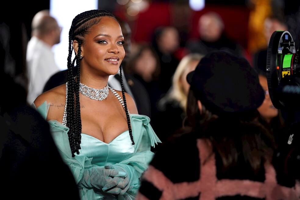 Con un vestido ajustado y corto de color aguamarina, Rihanna hizo sensación al recibir el premio de manos de la cantante estadounidense Janet Jackson.
/ AFP