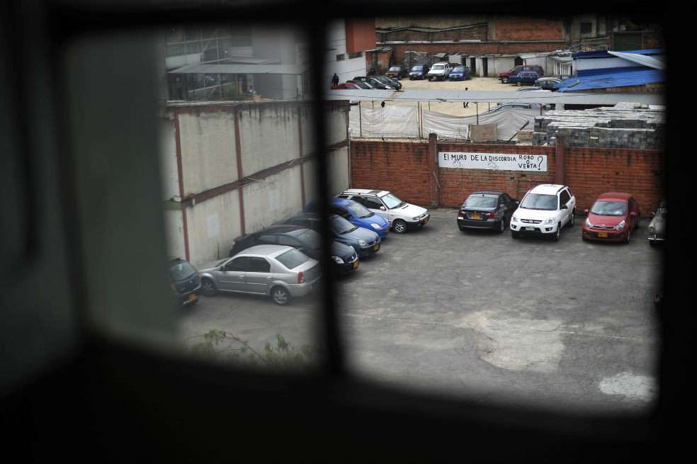 El parqueadero del Hospital Materno Infantil. Detrás del muro está el lote vendido al Instituto Cancerológico. / Óscar Pérez
