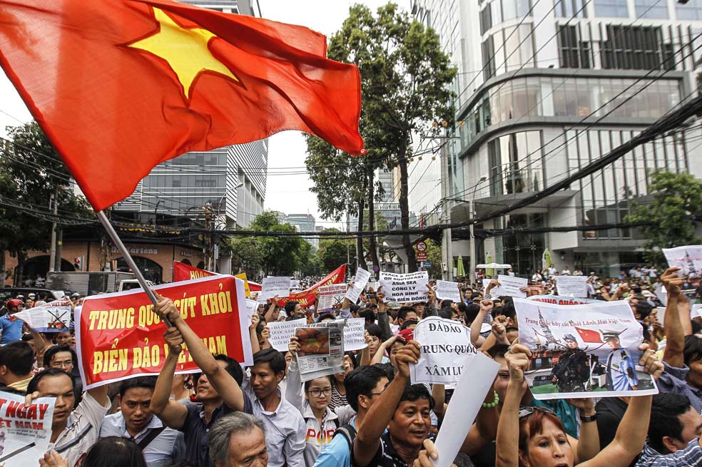 Manifestantes gritan consignas contra China en la ciudad vietnamita de Ho Chi Minh. / AFP