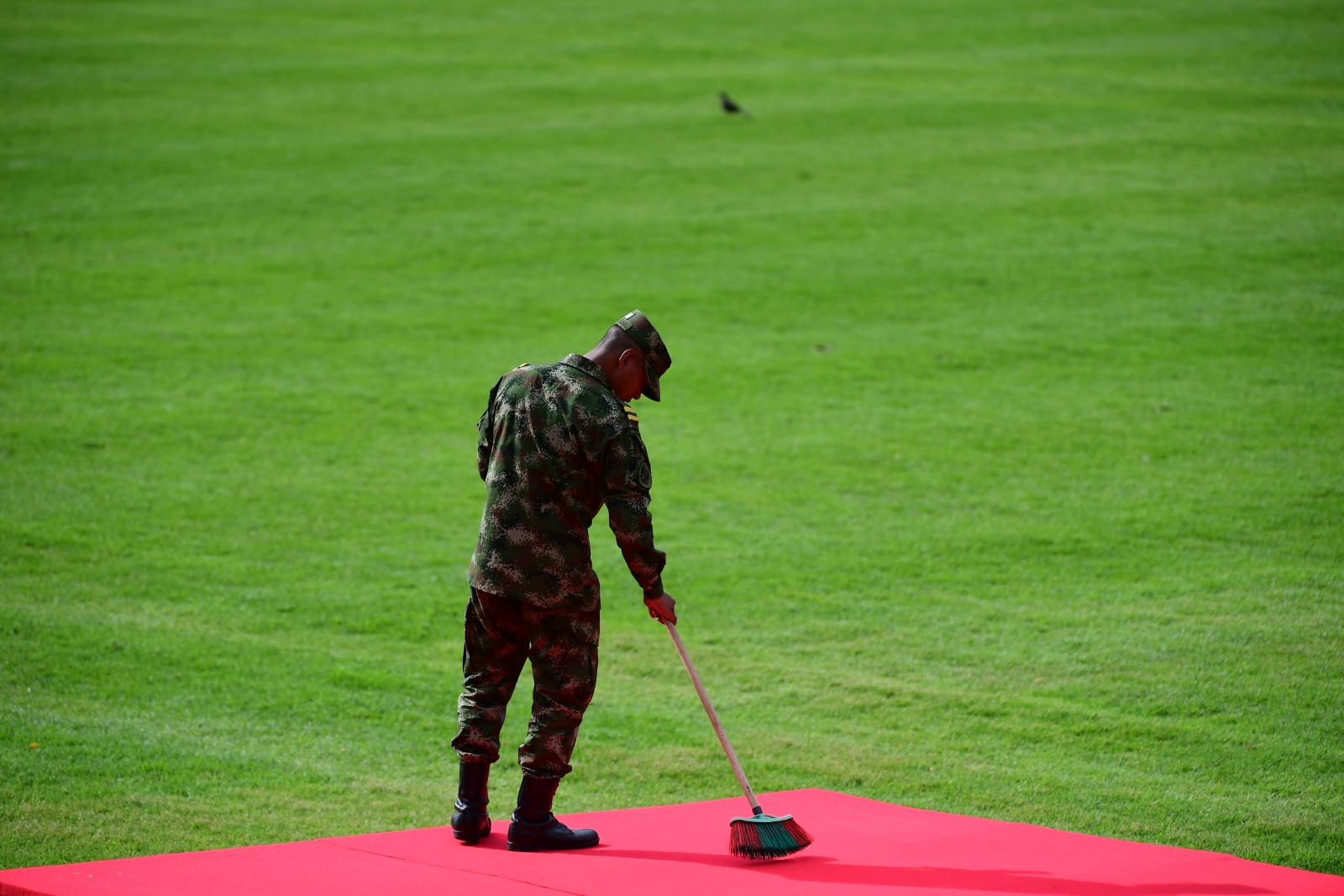 El mandatario no asistió a la ceremonia ni a la posesión de ministros.