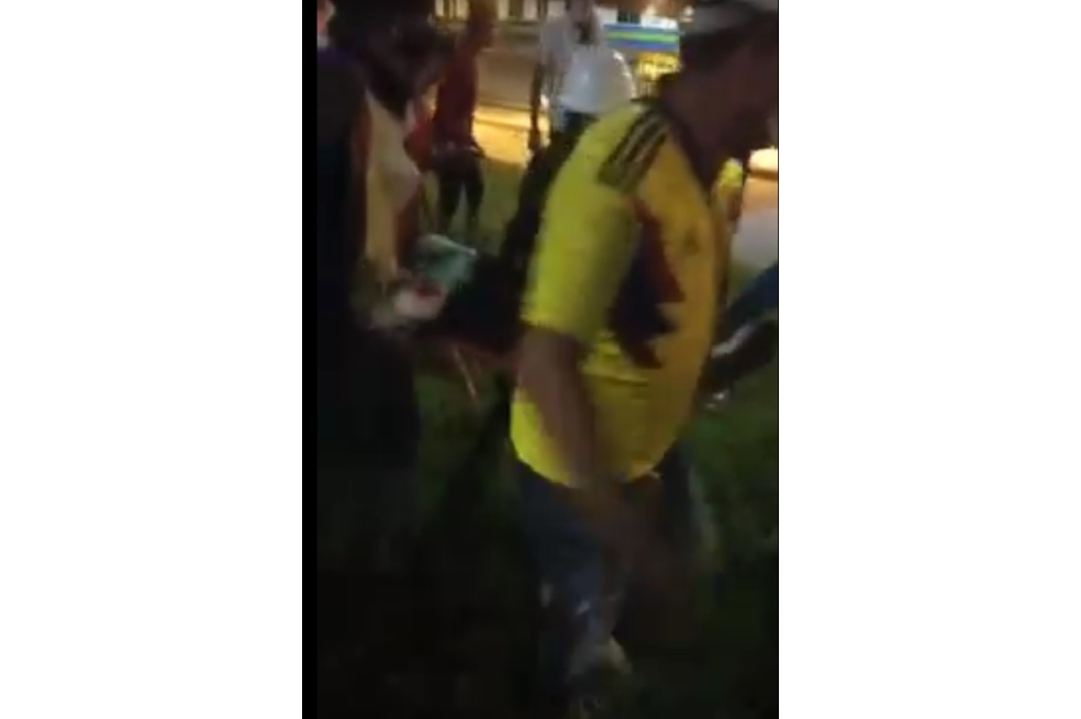 A la misma hora, manifestantes sobre la vía Cali - Palmira y en el sector de la Luna (sur de Cali) denunciaron que hombres armados dispararon contra ellos.