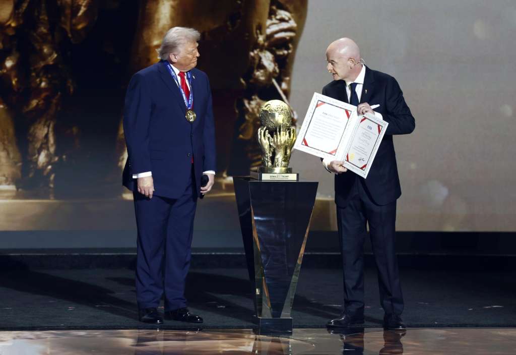 WASHINGTON (United States), 05/12/2025.- US President Donald Trump (L) receives the FIFA Peace Prize from FIFA President Giovanni Infantino during the FIFA World Cup 2026 Final Draw at the Kennedy Center in Washington DC, USA, 05 December 2025. (Mundial de Fútbol) EFE/EPA/WILL OLIVER