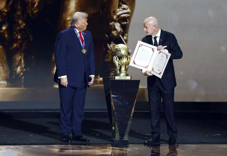 WASHINGTON (United States), 05/12/2025.- US President Donald Trump (L) receives the FIFA Peace Prize from FIFA President Giovanni Infantino during the FIFA World Cup 2026 Final Draw at the Kennedy Center in Washington DC, USA, 05 December 2025. (Mundial de Fútbol) EFE/EPA/WILL OLIVER