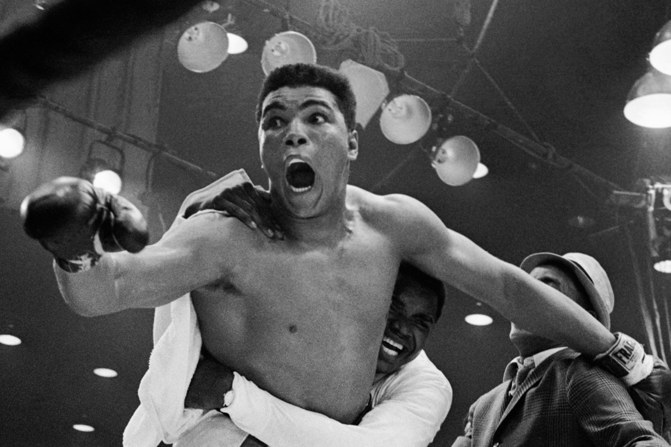 Muhammad Ali tras ganar el título de los pesos pesados en 1964.