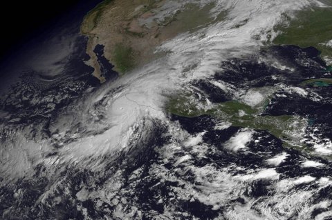 Potente huracán ‘Patricia’ tocó tierra en oeste de México