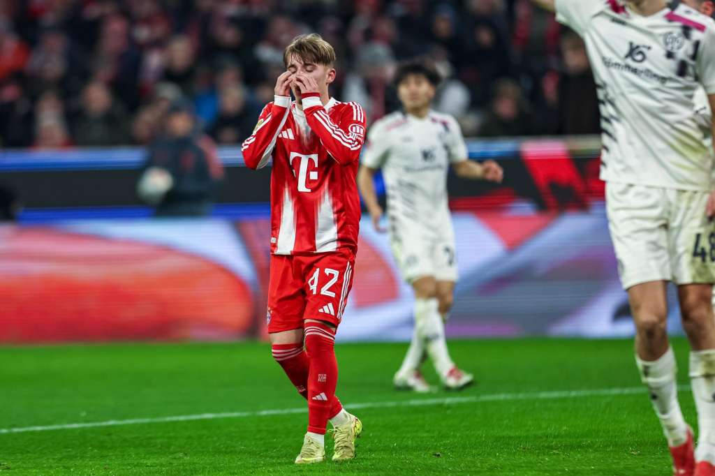 Munich (Germany), 14/12/2025.- Bayern Munich's Lennart Karl puts his hands on his face during the German Bundesliga soccer match between Bayern Munich and Mainz 05, in Munich, Germany, 14 December 2025. (Alemania) EFE/EPA/LEONHARD SIMON