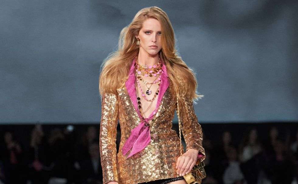 La colección Cruise 2023/24 de Chanel recrea la estética nostálgica y californiana de Hollywood.