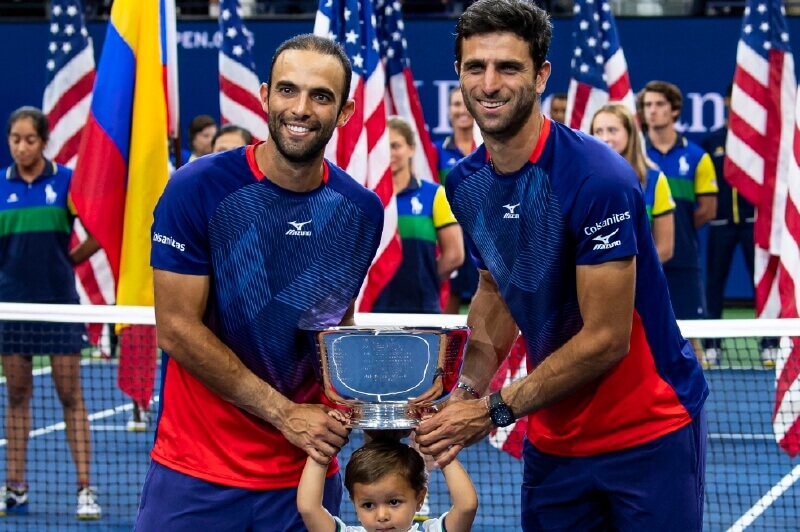 Juan Sebastián Cabal y Robert Farah, con el trofeo del Us Open de tenis que ganaron recientemente. / AFP