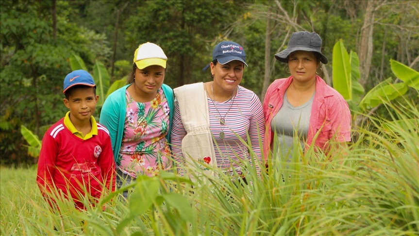 Mujeres que hacen parte de la Asociación de Mujeres Cimientos del Hogar (ASMUECH) ,que le apuesta a la producción de plantas aromáticas.