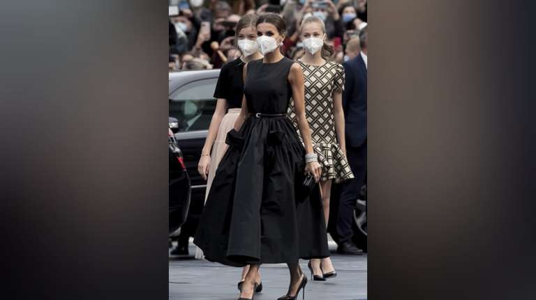 En la pasada edición de la ceremonia de los Premios Princesa de Asturias, llevó un vestido oversize de la marca española The 2nd skin co, elaborado en tafetán, que dejó ver su silueta con el detalle del cinturón delgado. Como generalmente lo hace, prefirió zapatos de tacón delgado.