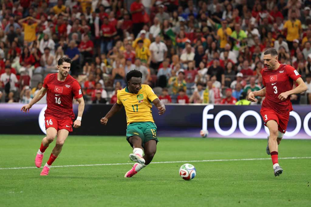 Nestory Irankunda anota el primer gol de Australia en la Copa Mundial de la FIFA 2026 contra Turquía en el BC Place de Vancouver, Canadá, este sábado 13 de junio.