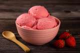 Helado cremoso con banano y fresas