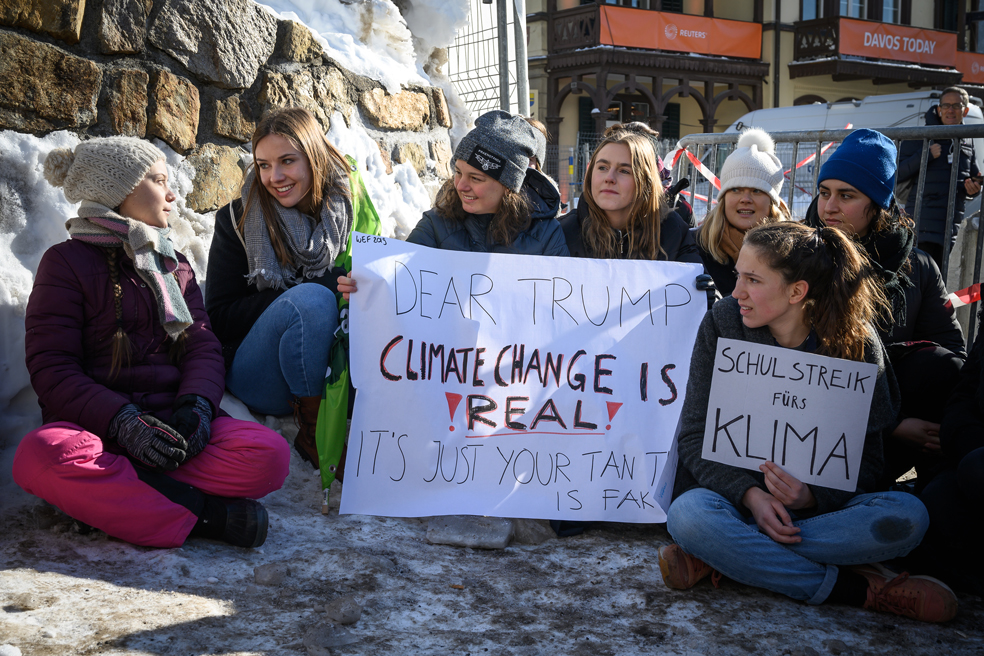 El pasado viernesse unió a un puñado de jóvenes para una sentadaen la nieve dura, delante del Congreso en donde estaban reunidos los jefes de Estado, empresarios, millonarios y activistas.