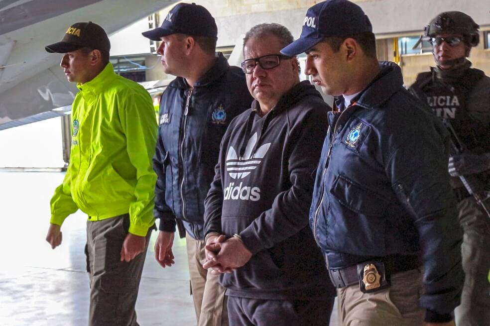 Daniel Rendón Herrera, alias “Don Mario”, antes de salir un avión de la DEA, el pasado 23 de abril, hacia Estados Unidos.
/ AFP