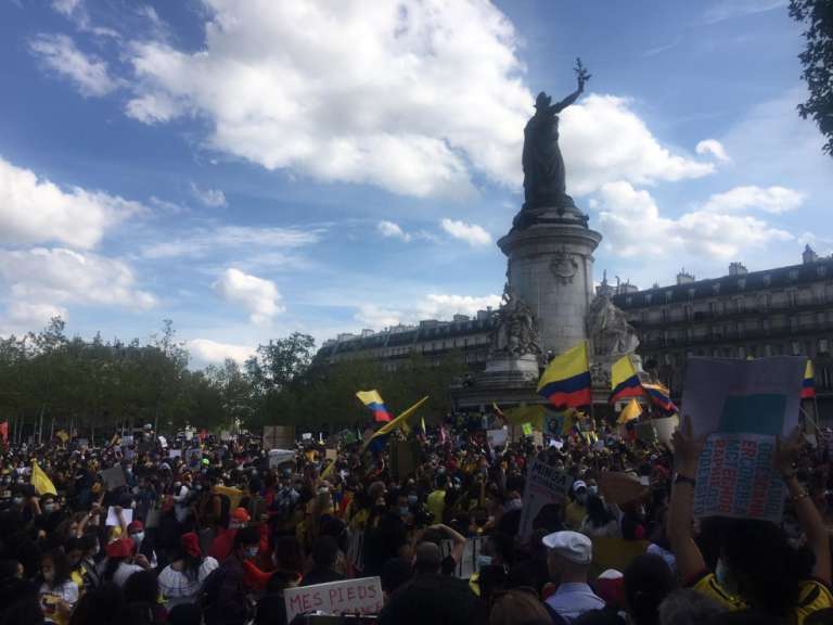 Colombianos París 2021 paro nacional