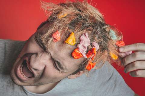 Cómo eliminar las manchas de chicle del pelo sin cortarlo paso a paso