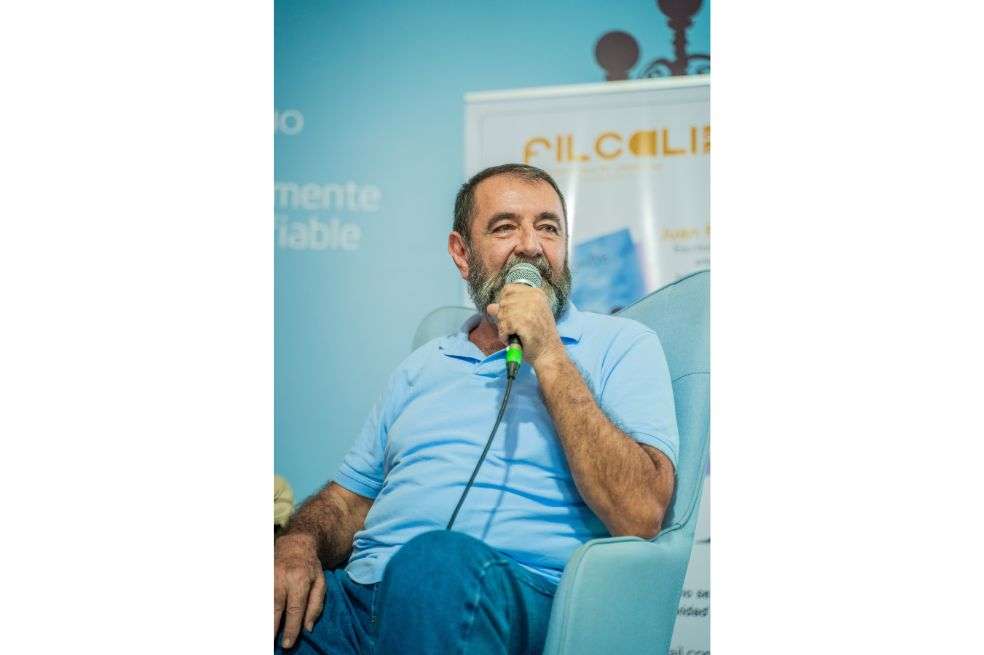 “Puedo dejar de tejer, pero no de leer y escribir”, asevera Juan F. Conde.