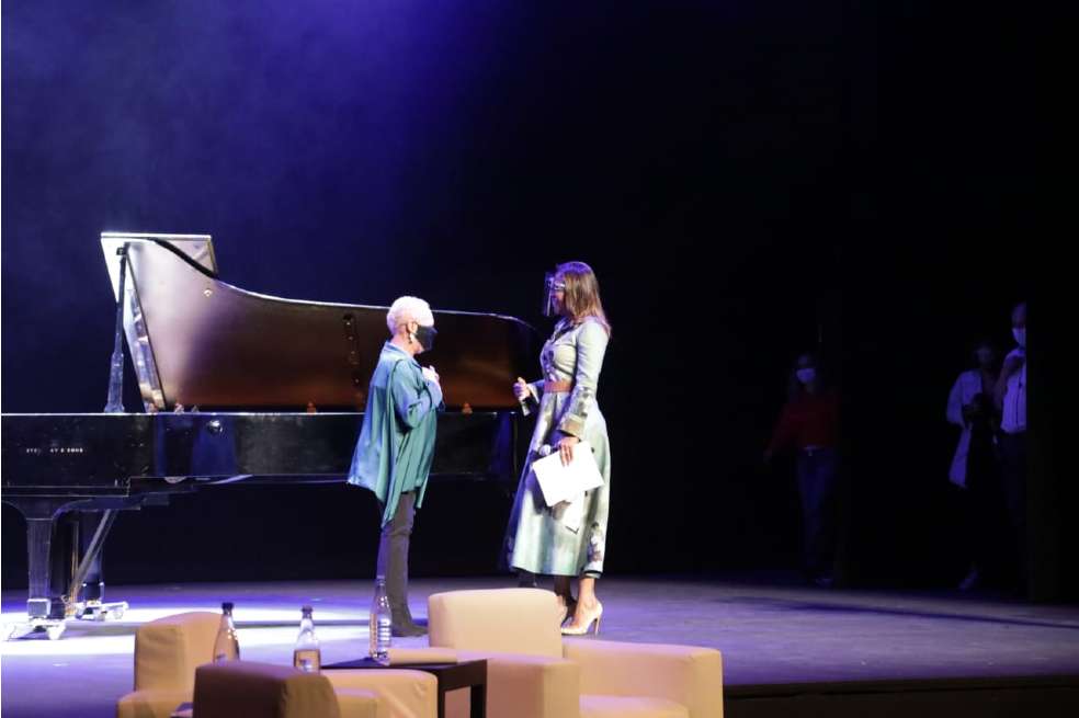 Carmen Vásquez en su rendición de cuentas en el Teatro Colón, con el traje de la diseñadora Olga Piedrahita.