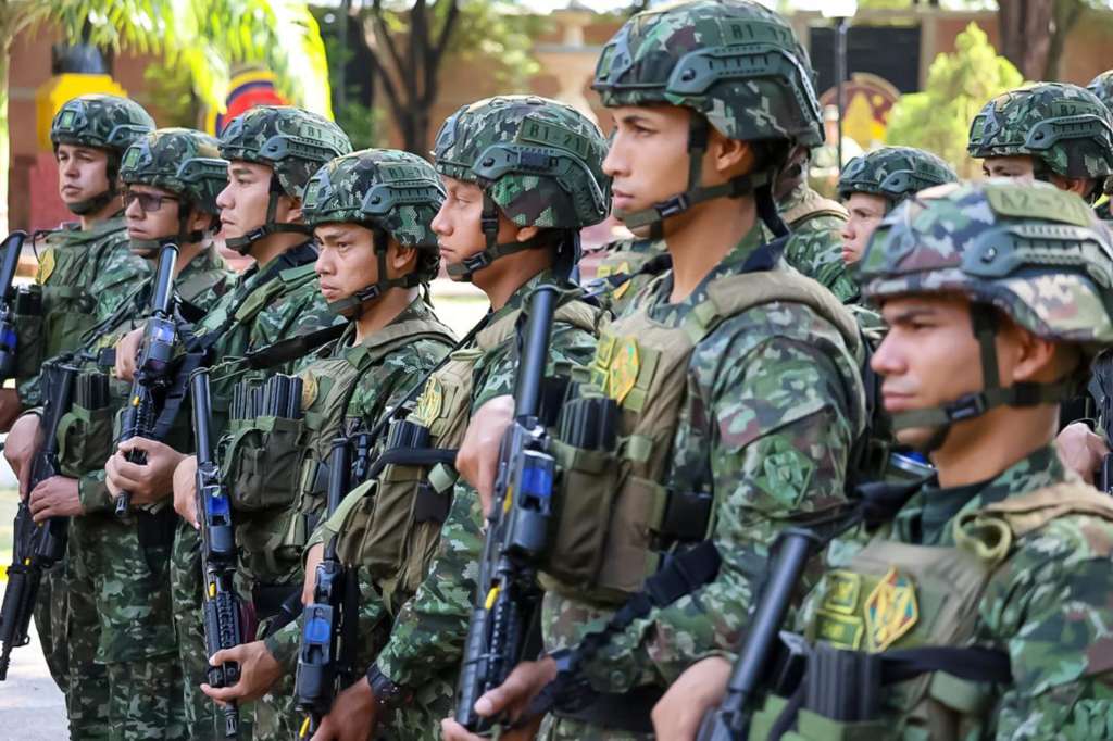 AME2519. CÚCUTA (COLOMBIA), 19/01/2025.- Fotografía cedida por el Ejército Nacional de Colombia que muestra a algunos de los soldados trasladados a la zona del Catatumbo en Cúcuta (Colombia). Los enfrentamientos entre la guerrilla del Ejército de Liberación Nacional (ELN) y una disidencia de las FARC en la región colombiana del Catatumbo (noreste) dejan más de 80 muertos, más de 20 heridos y miles de personas desplazadas, informó este domingo el gobernador del departamento de Norte de Santander, William Villamizar. EFE/ Ejército Nacional de Colombia /SOLO USO EDITORIAL NO VENTAS /SOLO DISPONIBLE PARA ILUSTRAR LA NOTICIA QUE ACOMPAÑA (CRÉDITO OBLIGATORIO)