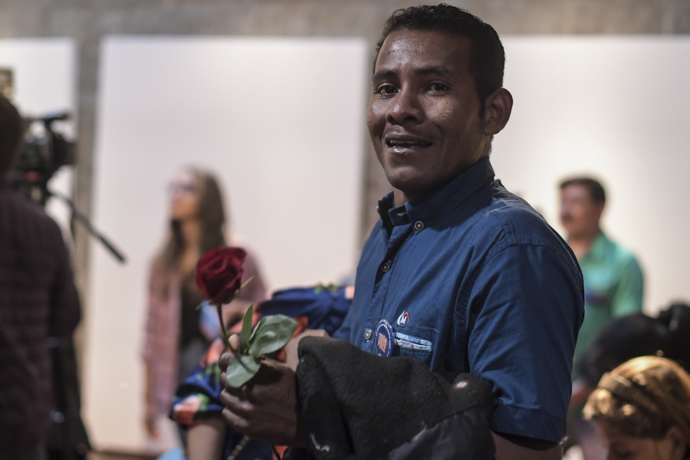 Juan Perea, uno de los integrantes de la cooperativa Tejiendo Paz.Mauricio AlvaradoLuego llegaron los chalecos de gamuza, diseñados y confeccionados por la unión de excombatientes y víctimas del conflicto armado. La reincorporación, advirtieron los organizadores, incluye todas las partes de la guerra y por eso creyeron necesario que este producto tuviera un momento importante dentro del desfile.