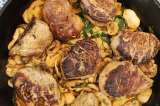 Receta para preparar pescaditos de cerdo con salsa de champiñones y albahaca