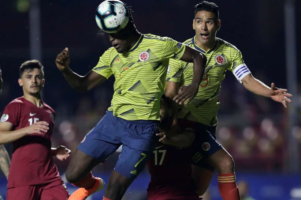 A los 85 minutos, tras un perfecto pase de James Rodríguez, Duván Zapata anotó de golpe de cabeza el único tanto colombiano ante Catar. / EFE