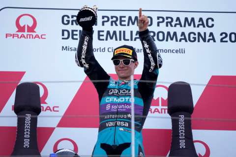 David Alonso logró su octava victoria y se acerca al título mundial de la Moto3