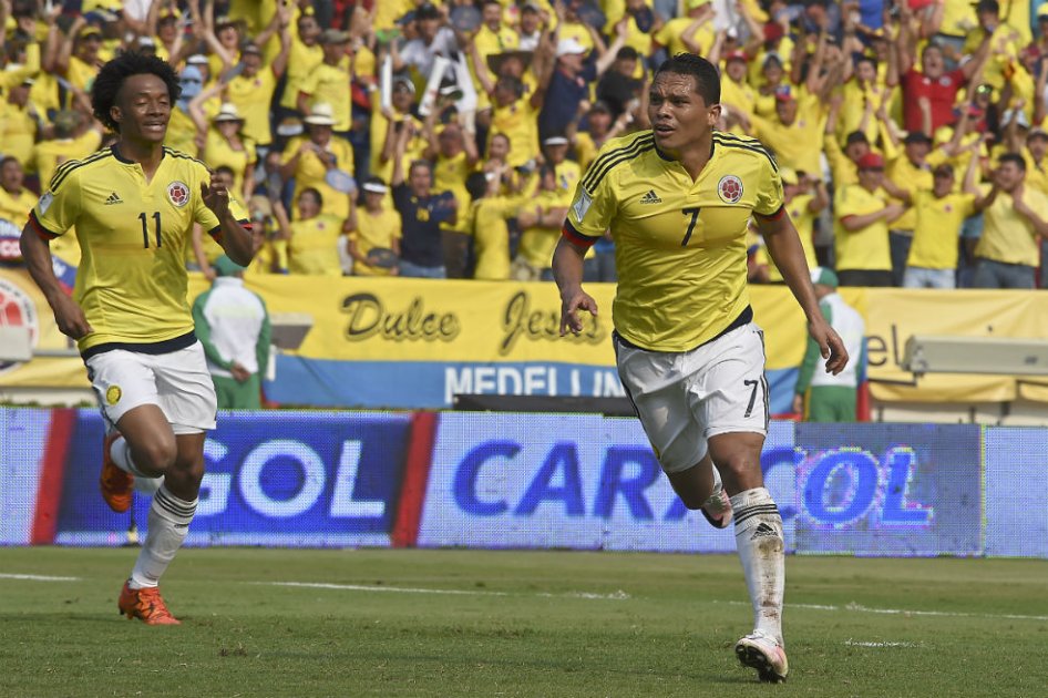 Carlos Bacca celebra un de sus goles con la selección de Colombia. / AFP