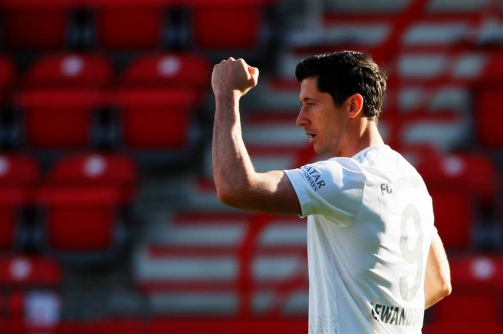 El delantero polaco Robert Lewandowski celebra tras abrir el marcador con un cobro desde el punto blanco del penalti. / AFP