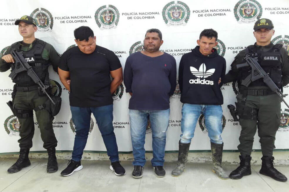 Jhon Jairo Esquivel es el primero de izquierda a derecha. Esta captura estaría relacionada con el secuestro de la sobrina de Gabriel García Márquez, Melissa Martínez.