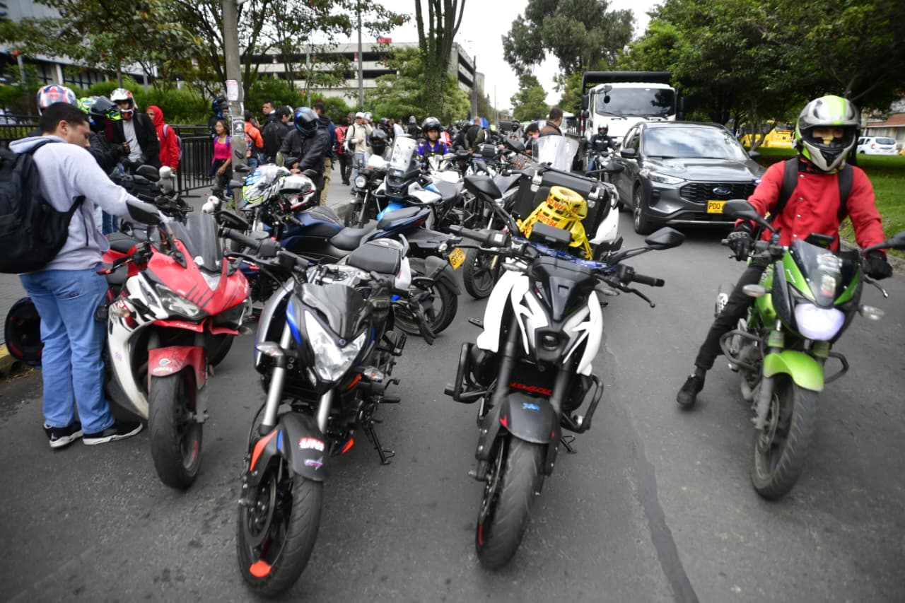 Grupos de motociclistas protestan frente al Ágora Bogotá por el decreto 528 que regula la circulación de motos durante el puente festivo de Halloween en Bogotá.