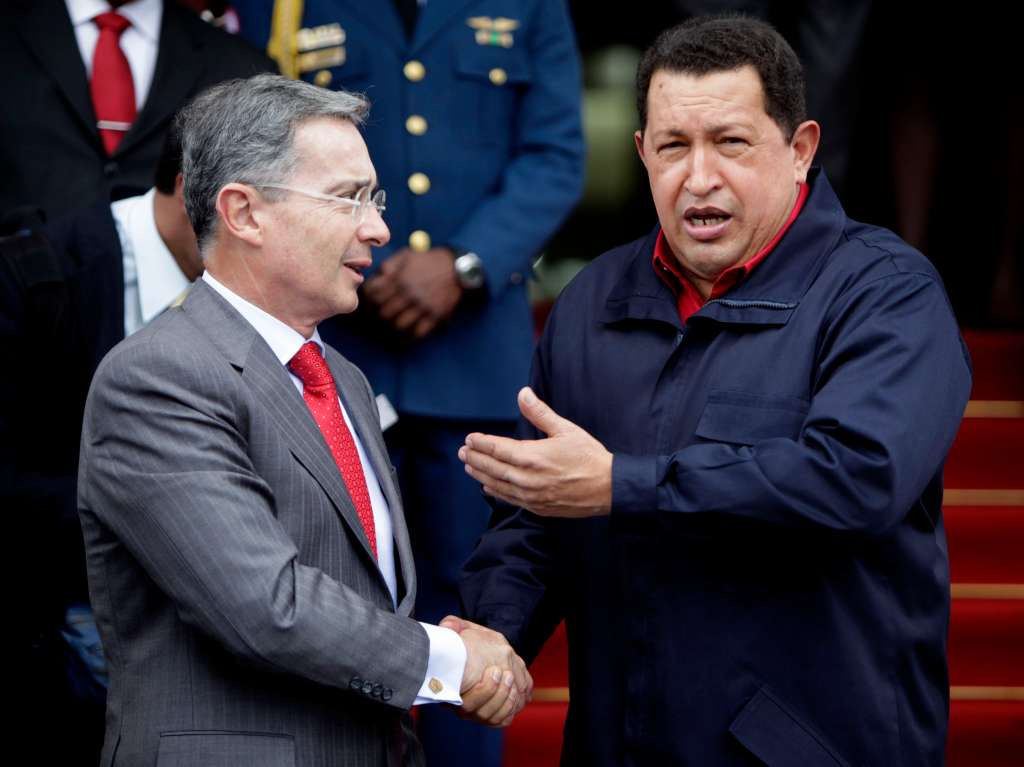 Durante el gobierno de Álvaro Uribe (izquierda), el presidente venezolano Hugo Chávez colaboró en los acercamientos de paz con el Eln.