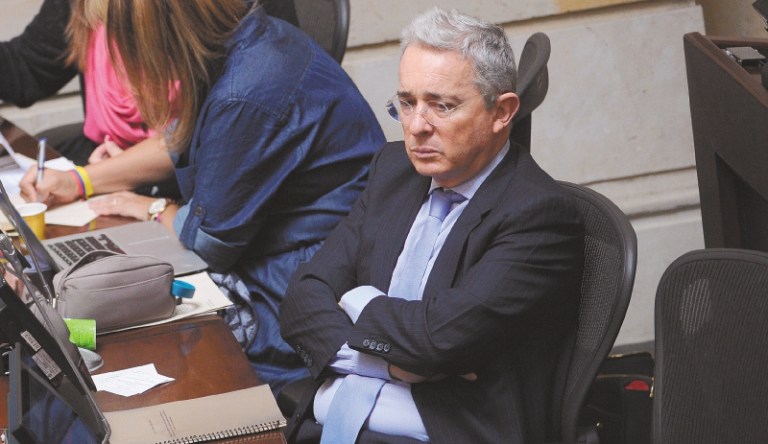 Renunciar al Congreso o no, la nueva encrucijada de Uribe