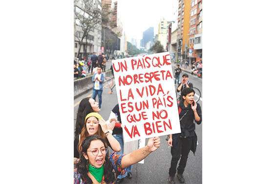 Imagen de las protestas de ayer, por la carrera séptima, a la altura de la Universidad Javeriana. / Gustavo Torrijos - El Espectador