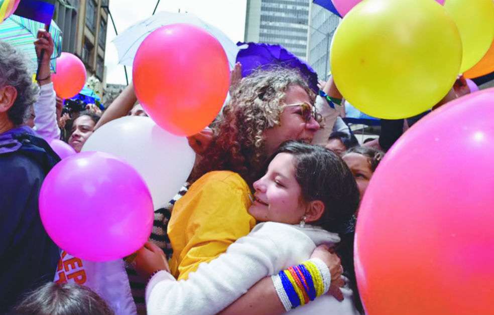 Celebración en Bogotá tras el anunció del cese bilateral entre el Gobierno y las Farc. / Redepaz