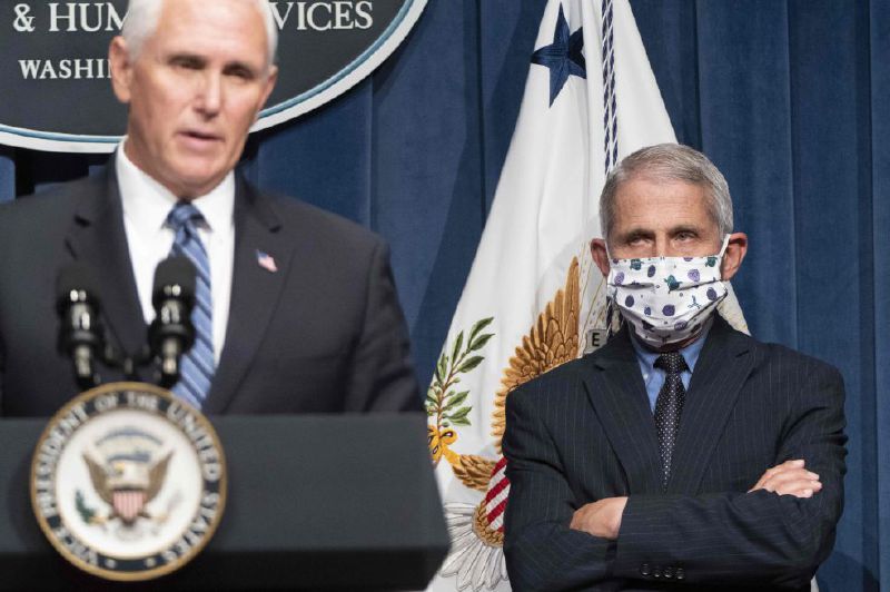El vicepresidente estadounidense, Mike Pence (izq.), junto al doctor Anthony Fauci, epidemiólogo y miembro del equipo de respuesta de la Casa Blanca a la pandemia. / AFP