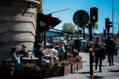 Suecia, contra la corriente, insiste en mantener la vida al aire libre