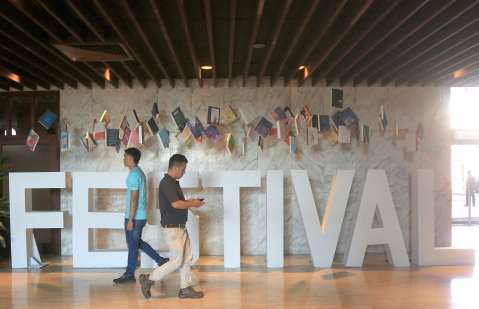 Cartagena celebra su vigésimo Hay Festival con las voces de Carlos Vives y Salman Rushdie