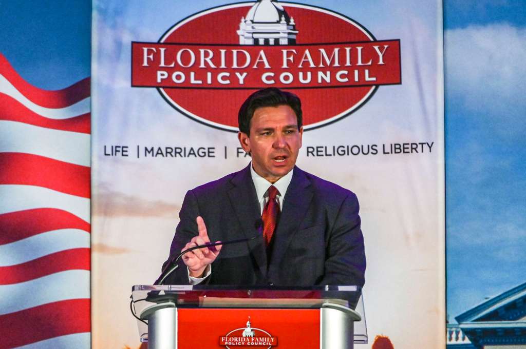 USA7352. ORLANDO (FL, EEUU), 21/05/2023.- El gobernador de Florida, el republicano Ron DeSantis, habla durante la 18 cena de gala anual de la organización Florida Family Policy Council celebrada la noche del sábado en Orlando, Florida (EE.UU.). Ron DeSantis, quien según medios estadounidenses la próxima semana podría oficializar su participación en las primarias de ese partido para las elecciones de 2024, sigue sin contar con el favor de las encuestas. EFE/Giorgio Viera