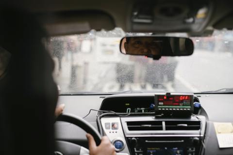Conductor de aplicación denuncia que lo robaron y secuestraron en Bogotá