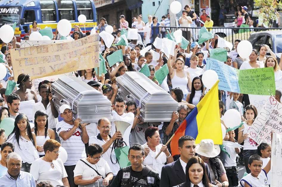 Cerca de 300 personas y representantes de las autoridades locales acudieron al sepelio de los niños asesinados en Medellín.