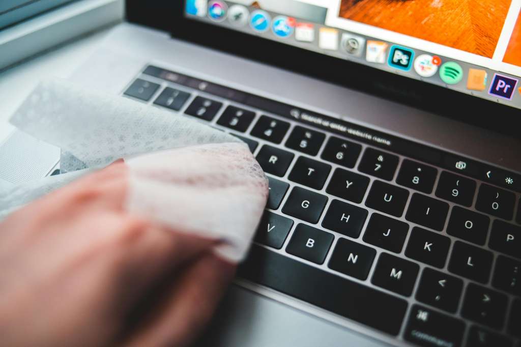 Cómo limpiar el teclado de un computador portátil