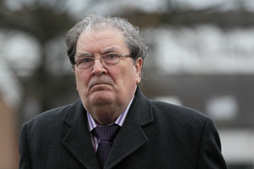 (FILES) In this file photo taken on November 27, 2013 former Northern Ireland politician and Joint 1998 Nobel Peace Prize Winner, John Hume, attends the funeral service for Irish priest Father Alec Reid at Clonard Monastery in Belfast, Northern Ireland. - John Hume, the Northern Irish politian who won the Nobel Peace Prize in 1998 for his role in the British province's peace process, has died aged 83, his family announced on August 3, 2020. (Photo by PETER MUHLY / AFP)