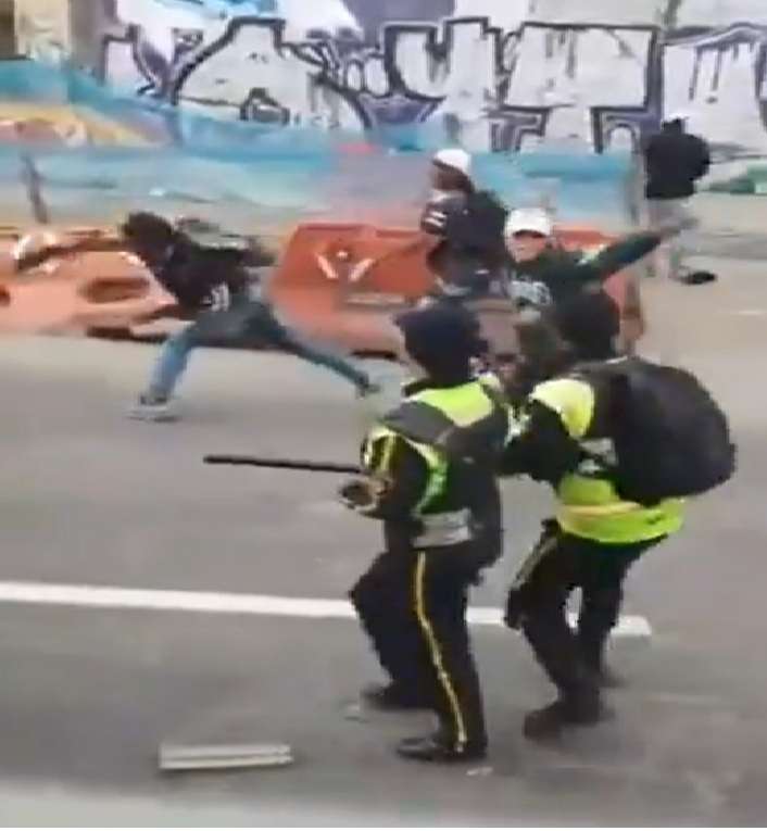 Momento en el que un grupo de personas agrede con piedras y objetos contundentes a los guardas de la estación de la calle 22.