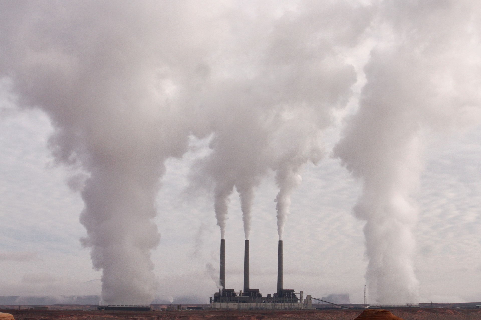 Imagen de una fábrica emitiendo altas cantidades de CO2.