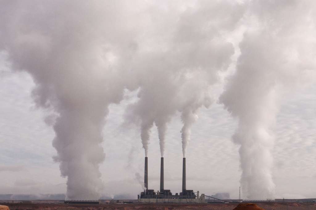 Imagen de una fábrica emitiendo altas cantidades de CO2.