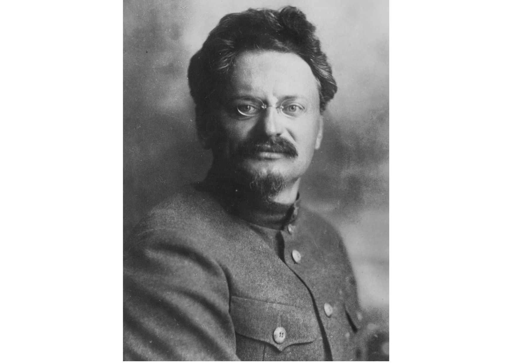 León Trotsky fue un líder revolucionario ruso y una figura clave en la Revolución de 1917, conocido por sus ideas sobre el marxismo y su papel como uno de los principales arquitectos del Ejército Rojo. Tras la consolidación del poder de José Stalin, Trotsky se convirtió en un opositor del régimen estalinista, criticando la burocratización del Partido Comunista y defendiendo la revolución permanente. Su oposición lo llevó al exilio, donde fue considerado una amenaza por Stalin, quien buscaba eliminarlo para consolidar su control sobre la Unión Soviética.