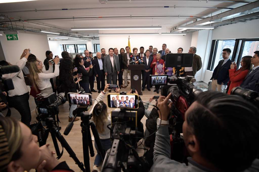 Gloria Inés Ramírez, ministra de Trabajo en el inicio de la concertación del salario mínimo. La acompaña el presidente de la CUT, Fabio Arias (a la izquierda) y el presidente de la Andi, Bruce Macmaster (a la derecha).
